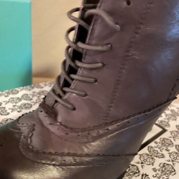 LIKE NEW BOOTIE - Picture 4 of 5